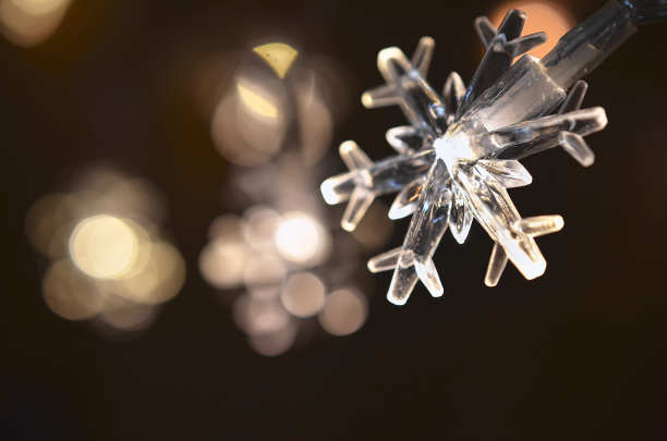 一个灯泡花环在雪花形状的特写照片图片下载