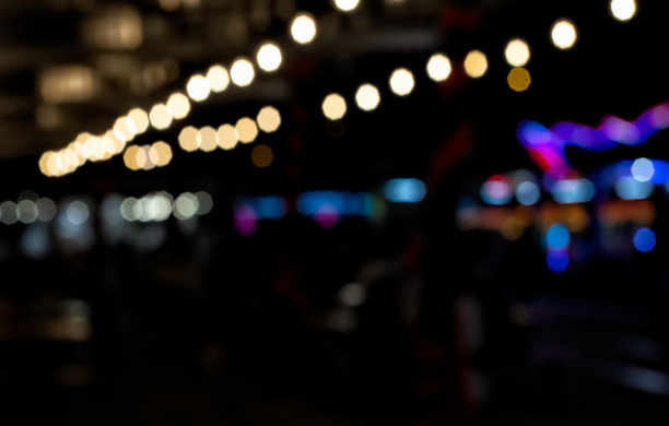 散焦散景灯在商店或咖啡馆餐厅。为蒙太奇产品展示或设计关键视觉布局图片下载