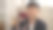 亚洲男子在家里展示求婚盒子里的戒指的肩部照片。他向女友求婚，并真诚地向她承诺图片下载