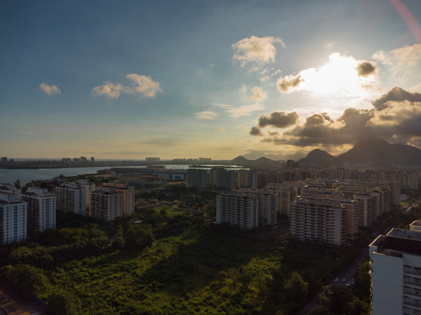 鸟瞰图Jacarépagua泻湖在里约热内卢，巴西。住宅建筑和环湖山脉。背景是芭拉·达·蒂茹卡海滩。阳光明媚的一天。日落。无人驾驶飞机的照片图片下载