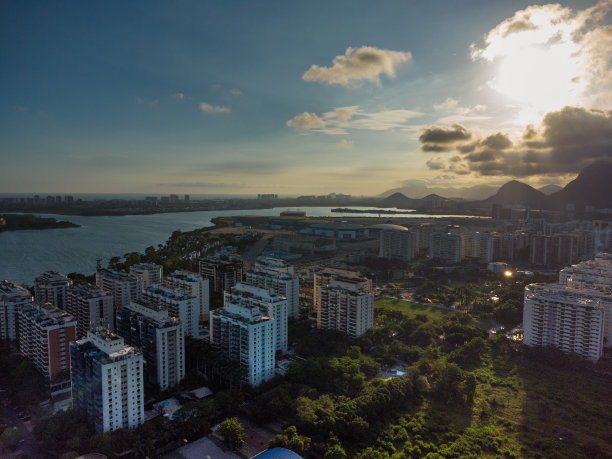 鸟瞰图Jacarépagua泻湖在里约热内卢，巴西。住宅建筑和环湖山脉。背景是芭拉·达·蒂茹卡海滩。阳光明媚的一天。日落。无人驾驶飞机的照片图片下载