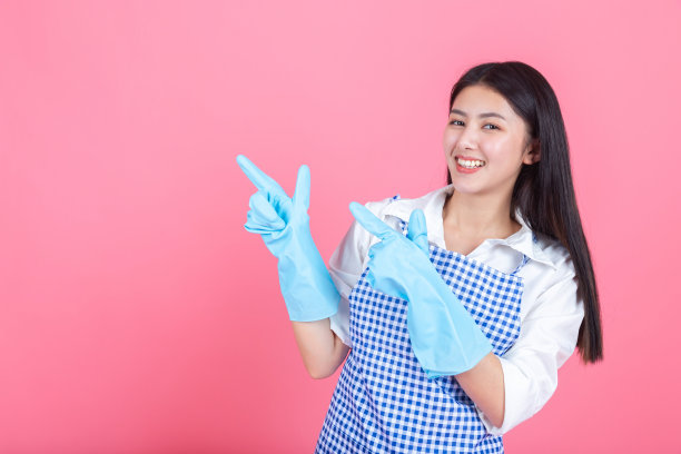 亚洲女管家站在产品和设备清洁。图片下载