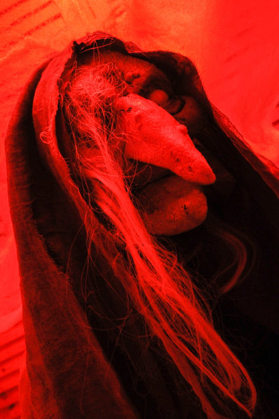 在红色环境下的万圣节女巫角色图片下载