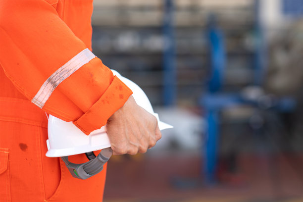 戴白色安全帽-工业安全作业动作。图片下载