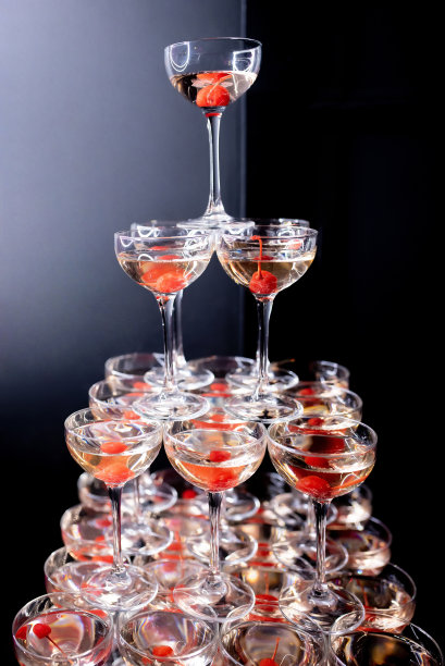 深颜色的樱桃香槟金字塔特写图片下载