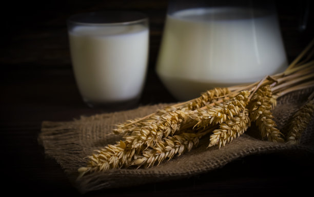 木制背景上的燕麦牛奶图片下载