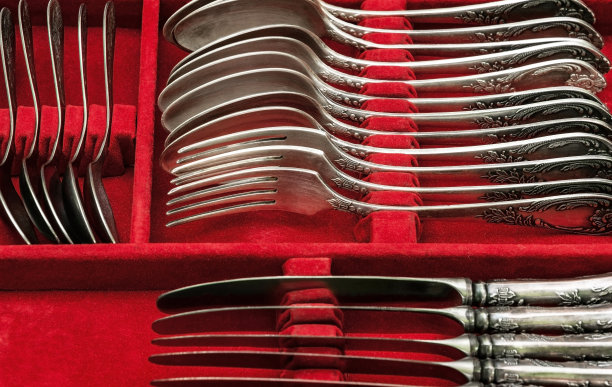 红色天鹅绒盒子里的银餐具图片下载