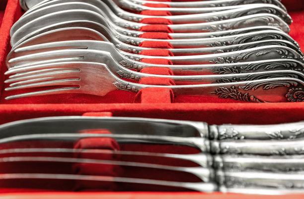 红色天鹅绒盒子里的银餐具图片下载