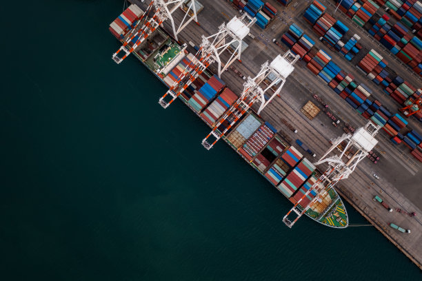 集装箱船、工业商船、港口进出口业务的物流服务和运输图片下载
