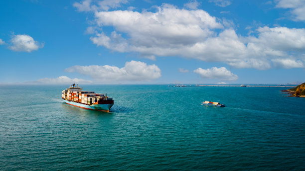 航运货运集装箱业务服务进出口国际运输公海景观鸟瞰图蓝天背景从无人机图片下载