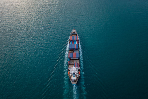 海上集装箱货轮运输航拍图片下载