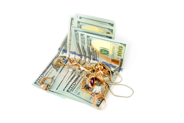 白色背景上的美元和珠宝。图片下载