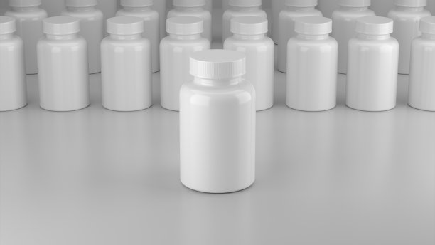 白色背景上的维生素包装模型。图片下载