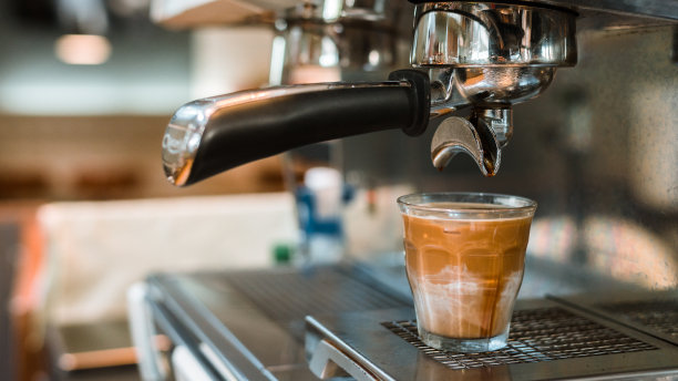 早上用咖啡机煮黑咖啡图片下载