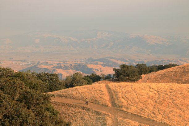 在普莱森顿岭骑摩托车的人，普莱森顿，加利福尼亚州图片下载