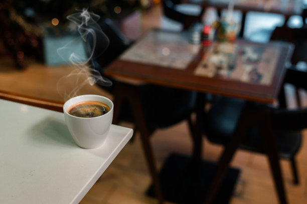 早上用咖啡机煮黑咖啡图片下载