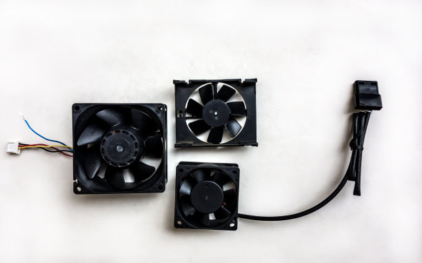 电脑冷却器风扇设置孤立在白色背景上。计算机设备维修图片下载