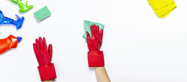 女性手在红色橡胶保护手套与超纤维布孤立在白色背景顶视图复制空间。清洁概念、家居用品、清洁公司、清洁剂、清洁配件图片下载
