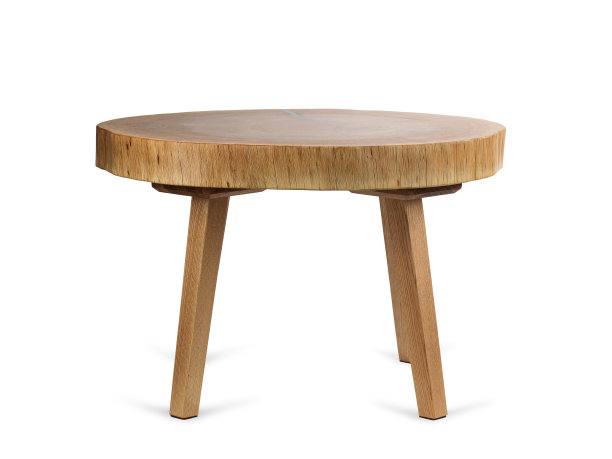 手工桌子由天然榆树木材，孤立在一个白色的背景图片下载