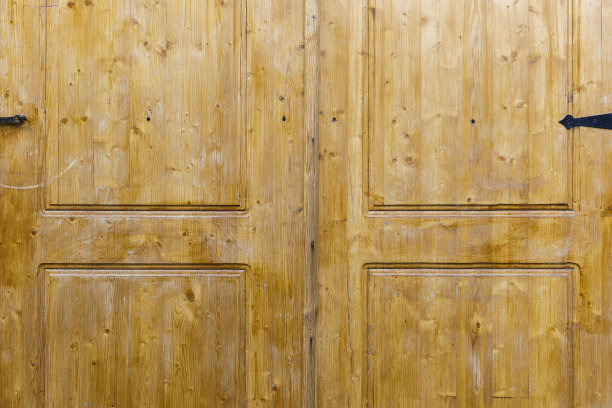 村子里老式的木门紧闭着图片下载