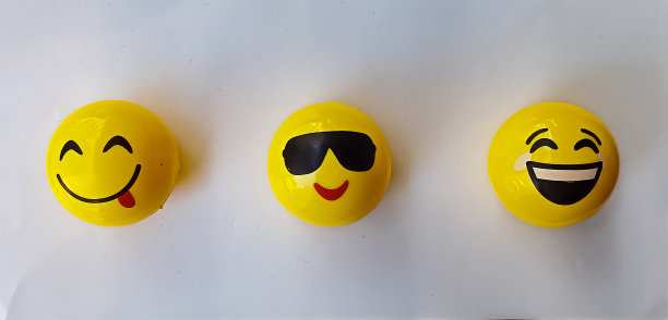 3个白色背景的黄色笑脸球图片下载