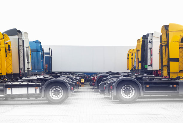 卡车停在美丽的背景拍摄与复制空间图片下载