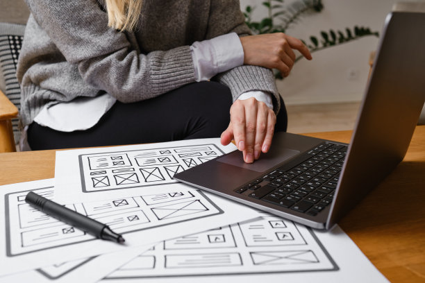 女设计师创建网站设计线框。草图，原型，框架，布局未来设计项目。UI和UX -用户界面，用户体验设计师。网页设计工作室的创意概念图片下载