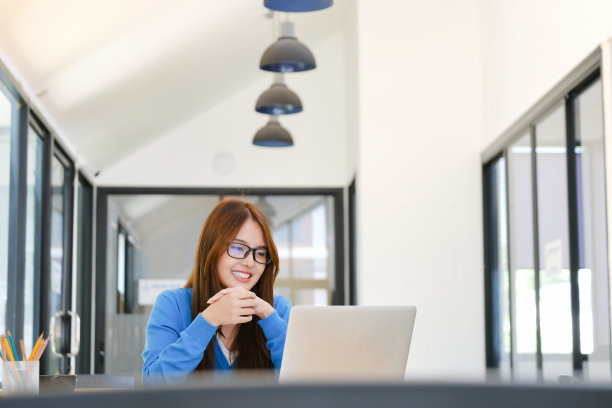 年轻的大学生使用电脑和移动设备在线学习。图片下载