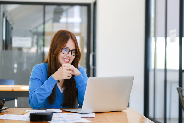 年轻的大学生使用电脑和移动设备在线学习。图片下载