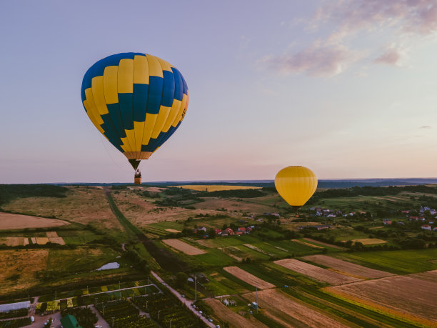 日落时气球与篮子飞行的景象图片下载