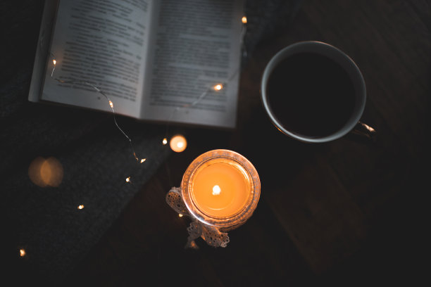 温馨的家庭氛围，咖啡和香薰蜡烛图片下载