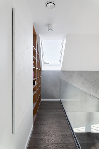 简约主义的室内设计创意家居图书馆在现代家庭住宅。墙上画了一幅假画。真实的照片。模板。“r图片下载