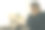 放松的女孩穿着暖和的睡衣坐在沙发上用笔记本电脑。早上，一个女人坐在客厅的沙发上用电脑工作。家庭工作、通信和技术概念。图片下载