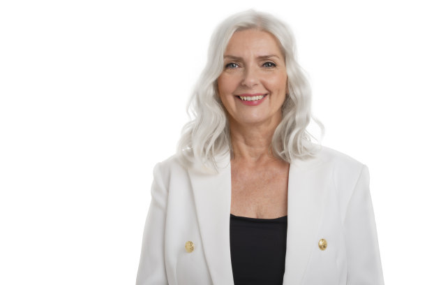 微笑的灰色头发的女人工作室肖像图片下载