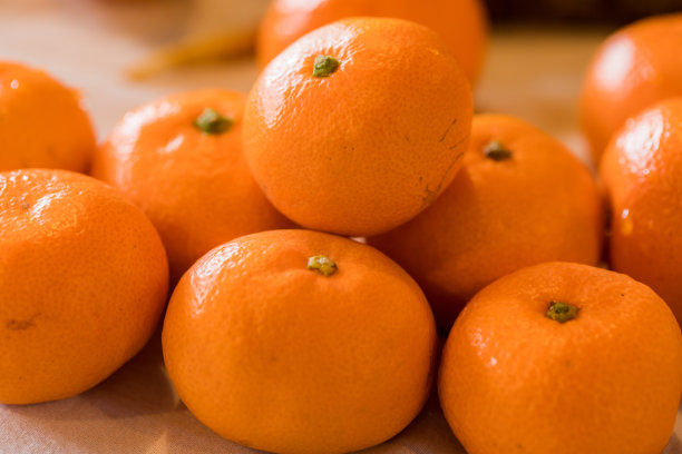 冬季新鲜橙子收获的特写照片图片下载