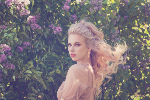 春天百花齐放的美丽少女图片下载