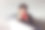 一个男人手里拿着一杯红色的咖啡，穿着一件开襟羊毛衫。秋天的概念。图片下载