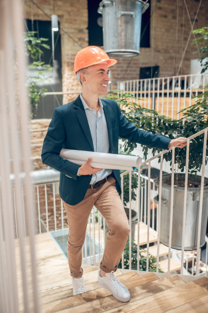 戴安全帽的人在办公室爬楼梯图片下载