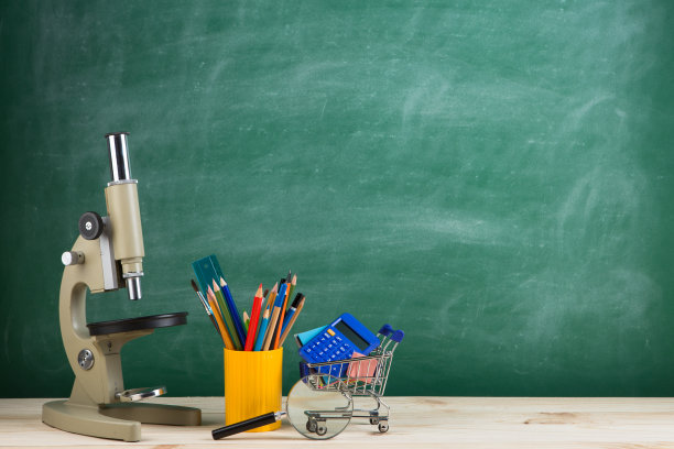 教育理念——显微镜放在讲台上，黑板做背景图片下载