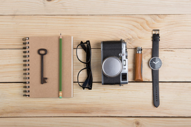 作家，记者或旅行者写字台-记事本和相机在木制背景上图片下载