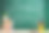 教育与阅读概念——教室里的木桌上摆放着一组五颜六色的书籍，背景是黑板图片下载