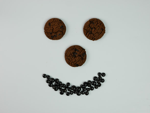 创意照片的巧克力曲奇形成一个微笑的脸图片下载