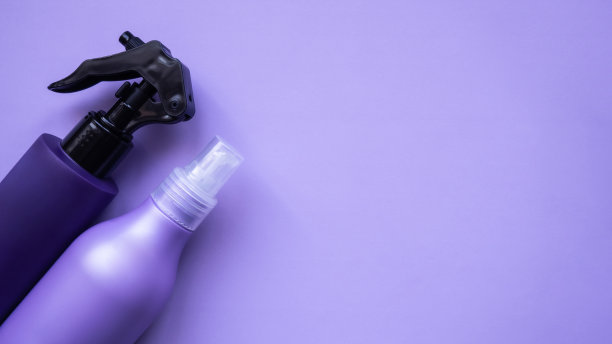 淡紫色，紫色化妆品饮料瓶模型。产品品牌、spa、美容背景。瓶子，管子的化妆品模型。提交你的设计。美与关怀的理念。图片下载