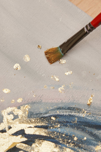 在一幅画上用灰色和蓝色的笔触和金色的陶罐图片下载