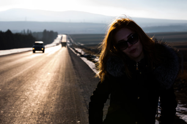 红发女人来了。独自踏上漫漫长路，困难重重。图片下载