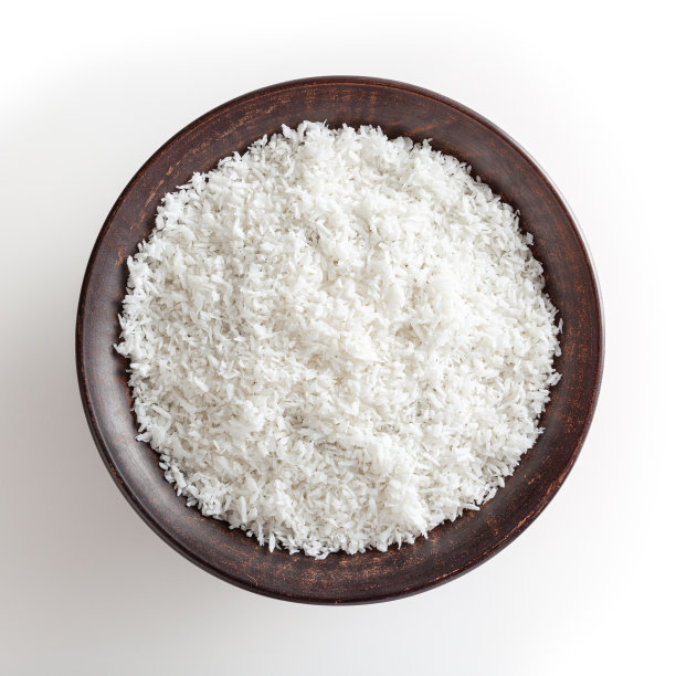 椰子片在陶瓷碗孤立在白色背景与剪辑路径图片下载