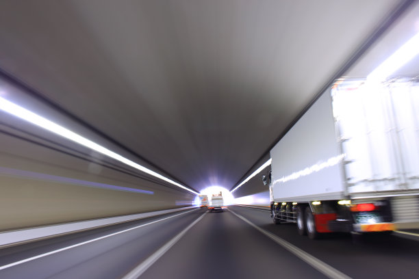 卡车行驶通过高速公路隧道图片下载