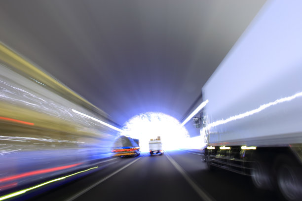 卡车开过公路隧道图片下载