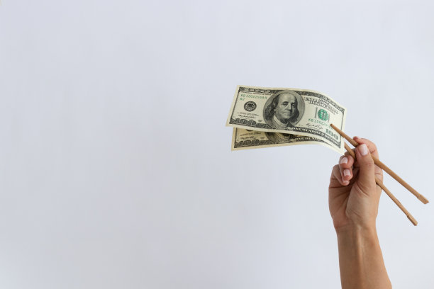 白底木筷上的美元。图片下载