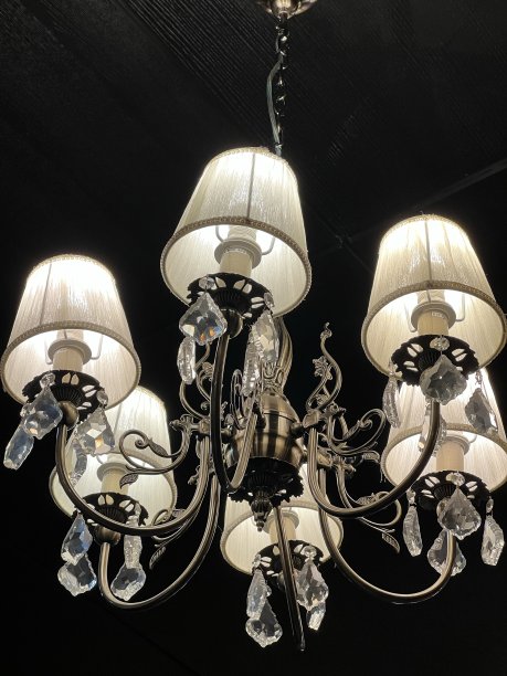 黑暗中的经典枝形吊灯图片下载